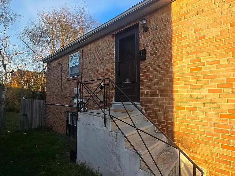 529 Foster St — Photo 2