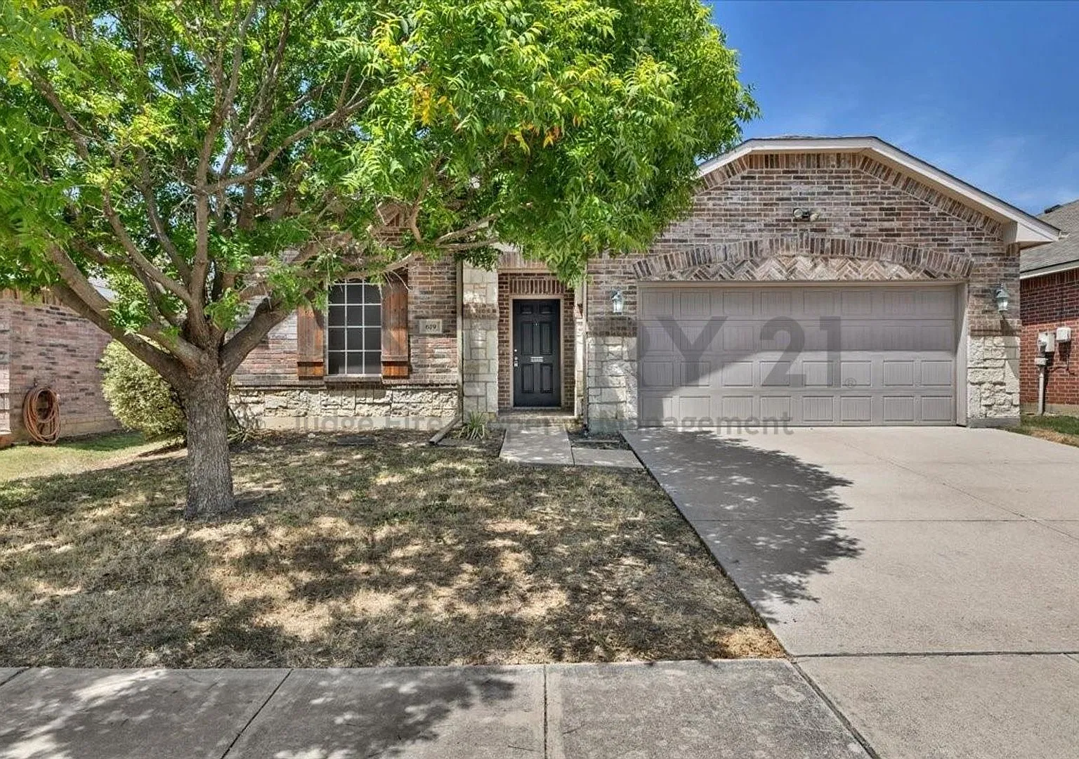 Move-In Ready 3/2/2 in Highly Sought After Mansfield ISD For Rent! — Photo 1