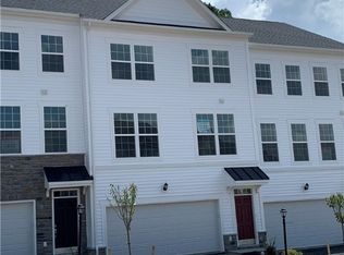 105 Sweetwater Dr, Coraopolis, PA