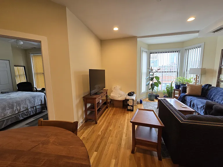 605 W Belmont Ave #203 — Photo 3