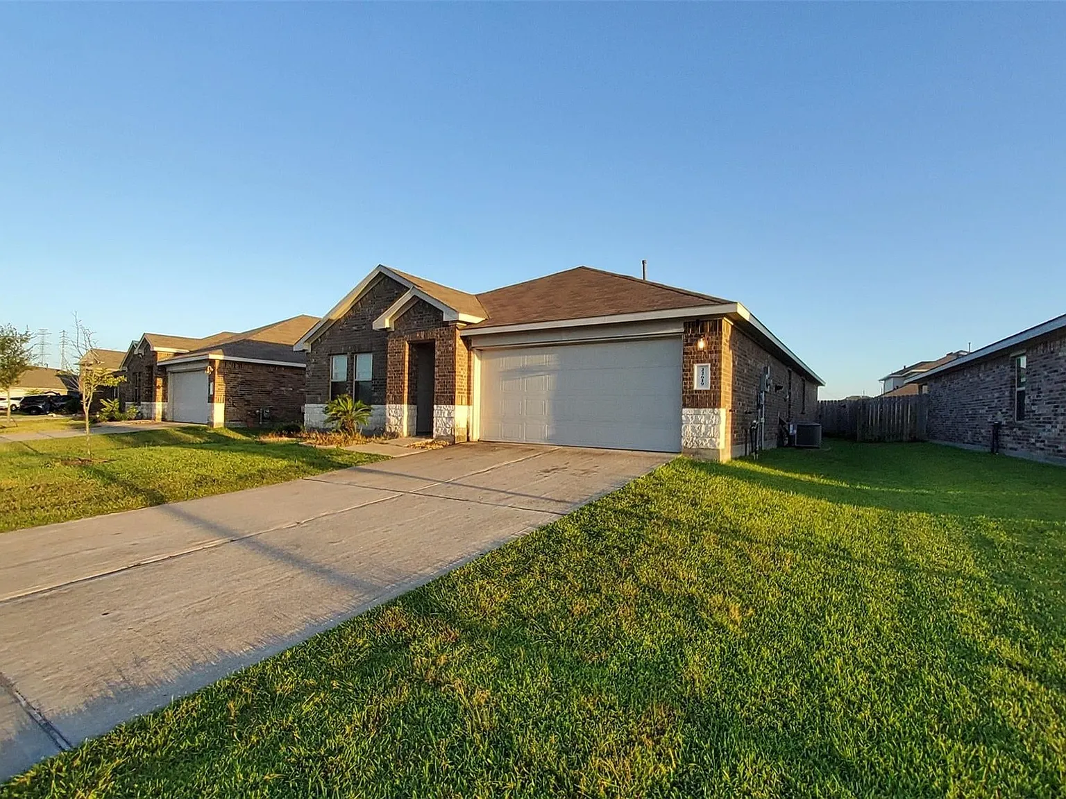 4 bed, 1831 sqft, $2,300 — Photo 2