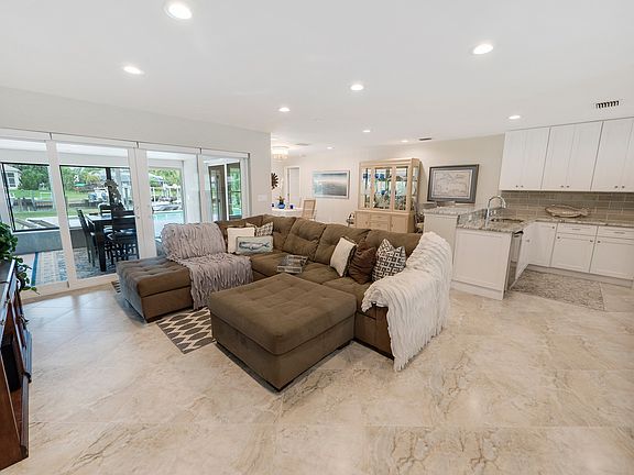 OPEN PLAN TOTALLY RENOVATED 