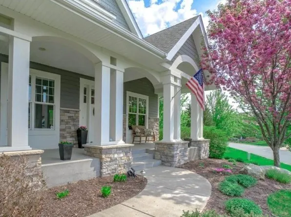 587 Lake Ridge Dr, Shoreview, MN 55126