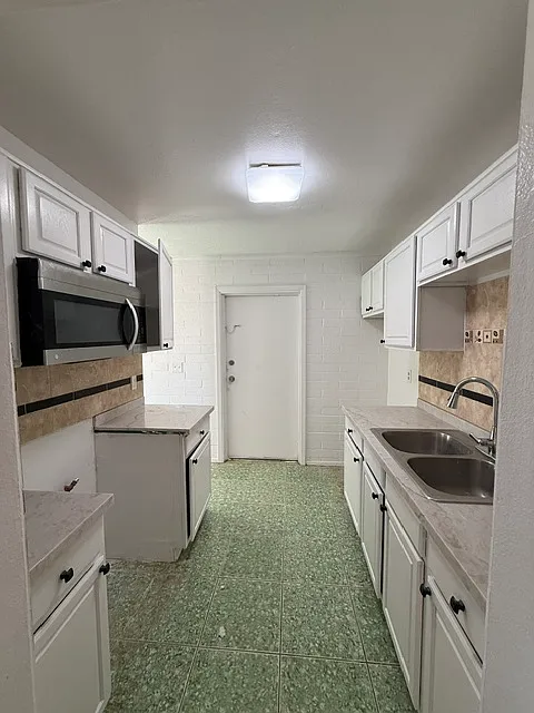 3 bed, 1.5 bath, 998 sqft, $1,995 — Photo 3