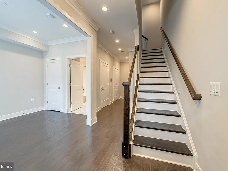 10326 Grosvenor Pl — Photo 22