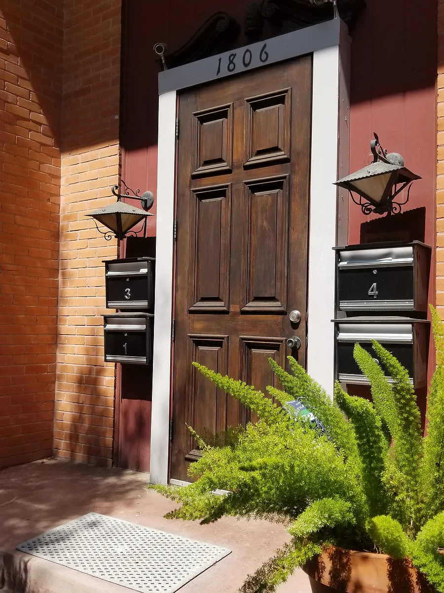 Front Door - 1806 Banks St #4