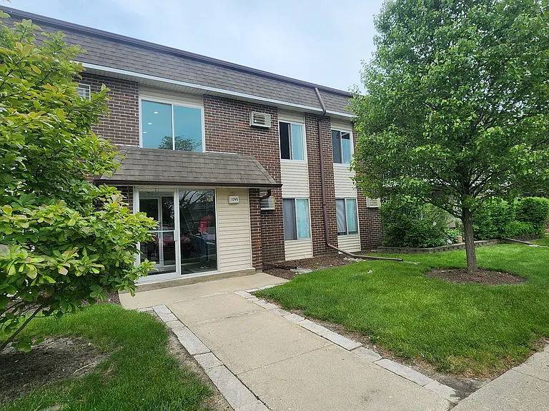 1095 Miller Ln — Photo 2