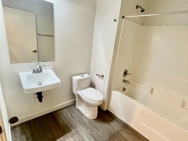 1525 N Webster St — Photo 5