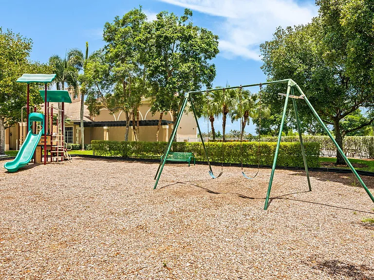 19389 SW 64th St — Photo 44