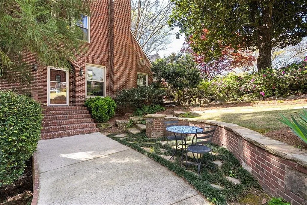 3 bed, 2.5 bath, 2526 sqft, $5,000 — Photo 2