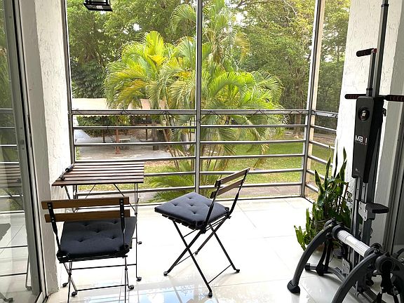 3rd image of 17890 W Dixie Hwy APT 216