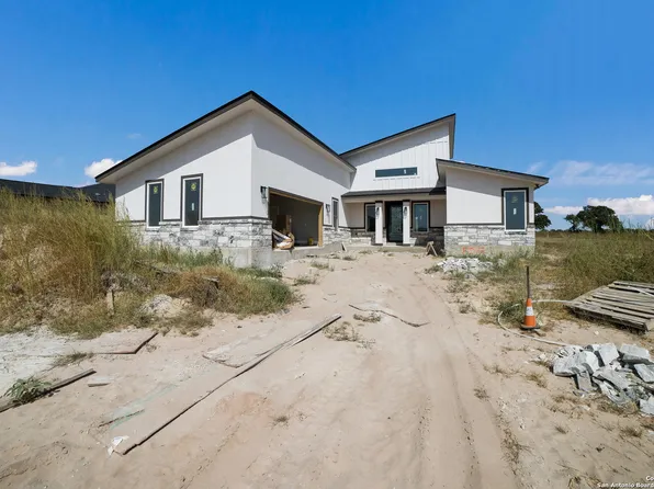 106 LAS PALOMAS DR, La Vernia, TX 78121