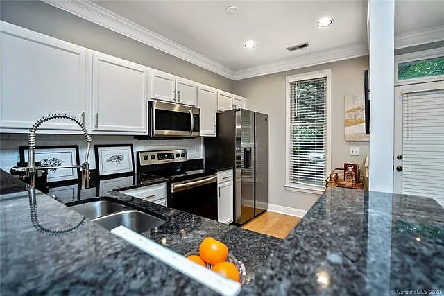 1564 Cleveland Ave — Photo 3