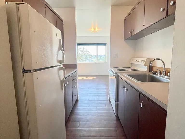 Bayview Apartments — Photo 59
