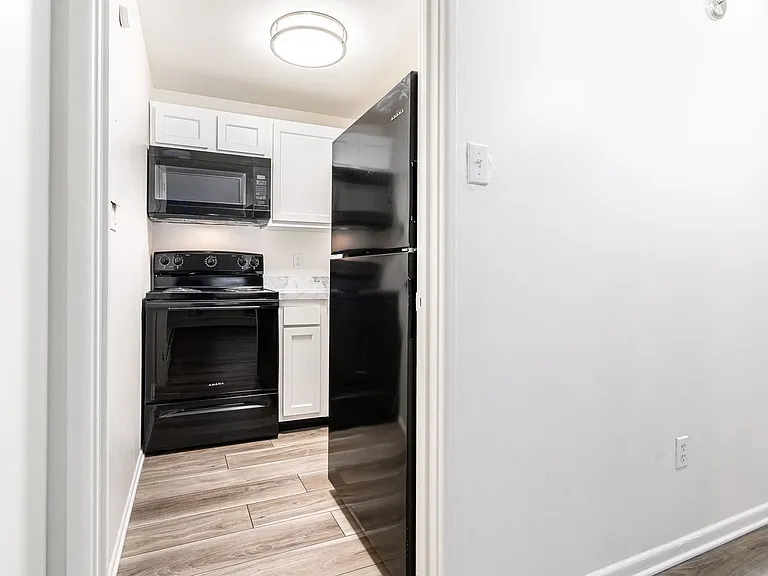 Lindsay Court Apartments — Photo 13