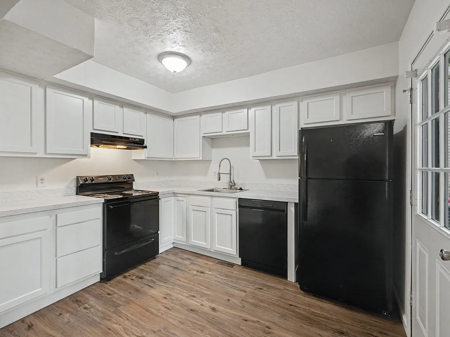 2 bed, 1.5 bath, 1100 sqft, $1,495 — Photo 4