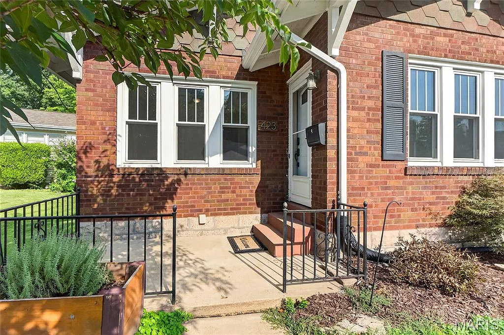 2 bed, 1.0 bath, 1395 sqft, $2,100 — Photo 2