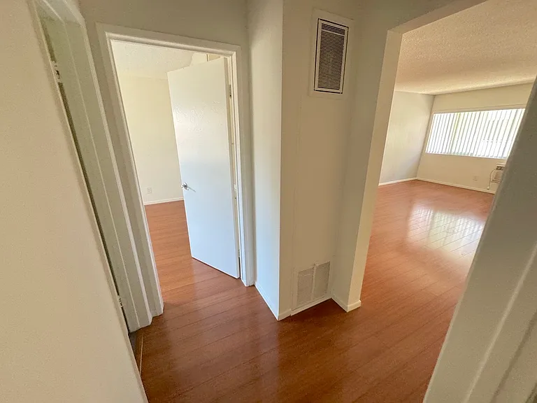 447 W Elk Ave #3 — Photo 7