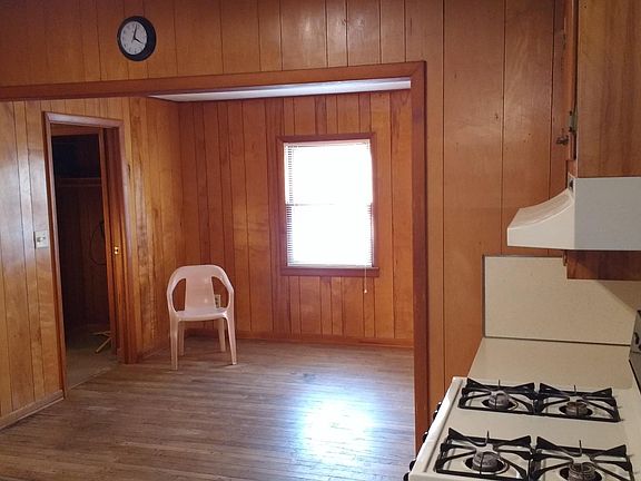 Looking from kitchen / dining room into family room