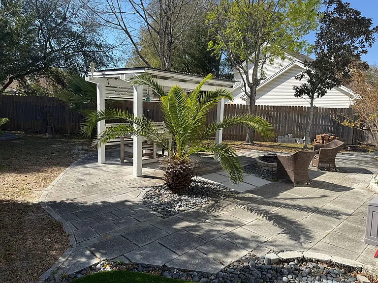 422 Canterbury Ct NW — Photo 29