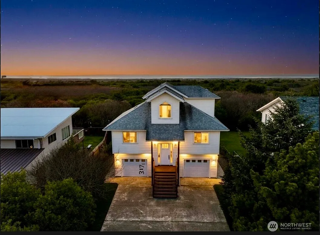 317 Sand Dune Avenue SW photo 1