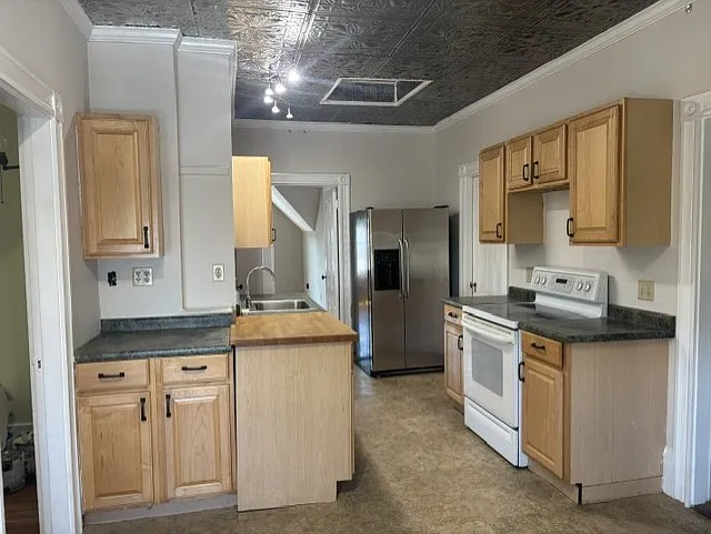 229 Cottage St #3 — Photo 9