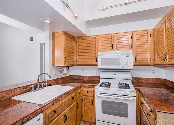 5th image of 24127 Del Monte Dr Unit 110