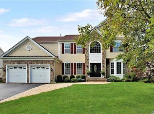 11 Pinehurst Dr, Mount Sinai, NY 11766