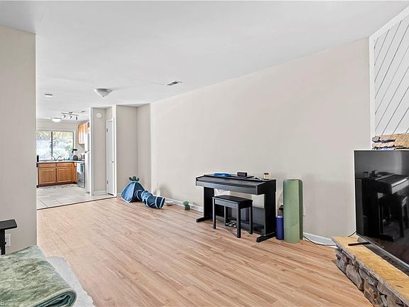 5th image of 165 Forest View Dr