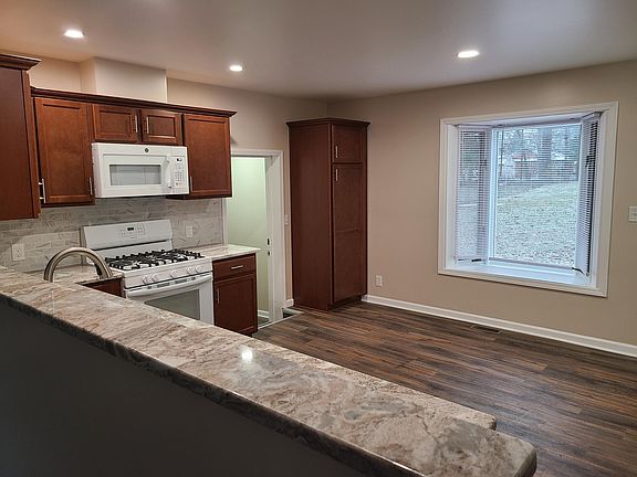 4th image of 14595 Bainbridge St