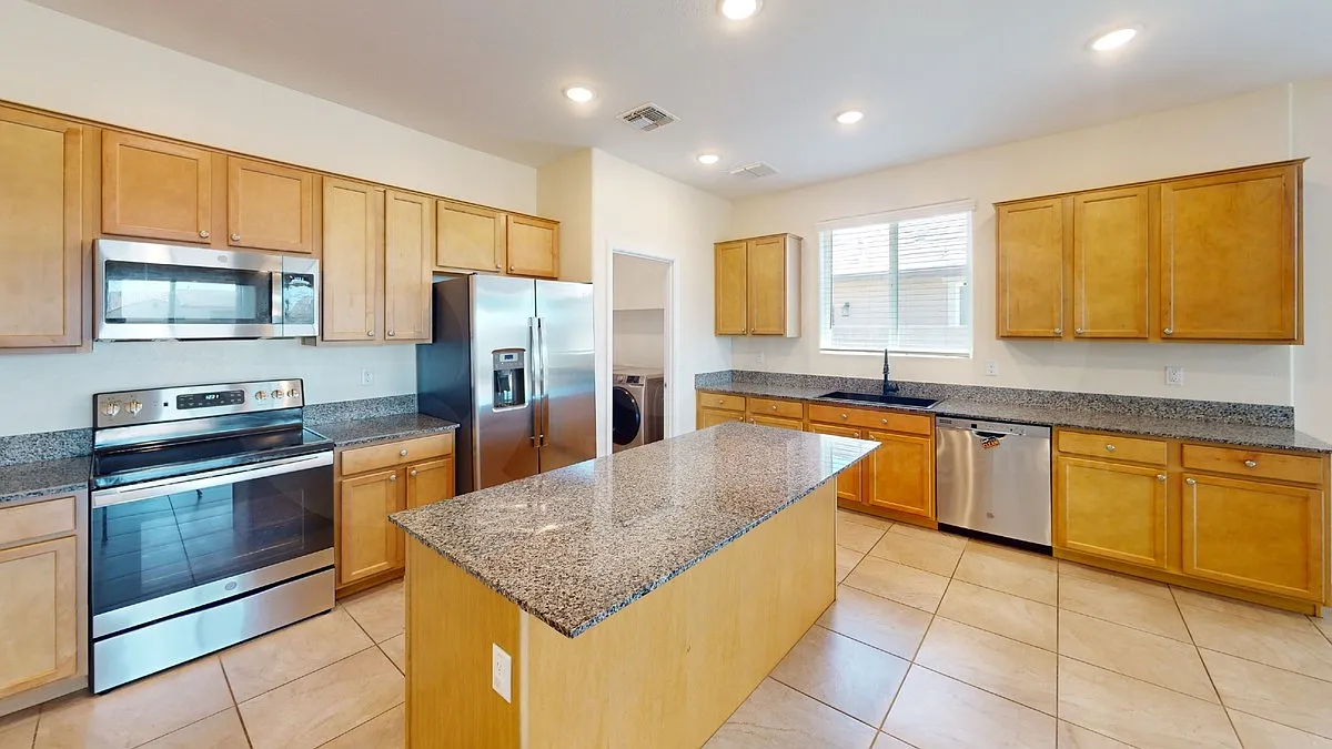 3 bed, 2.0 bath, 1562 sqft, $1,950 — Photo 3