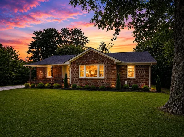 922 McKellar Dr, Tullahoma, TN 37388