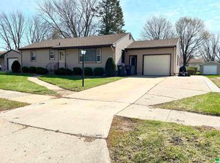 915 Pleasantview Dr, Storm Lake, IA 50588