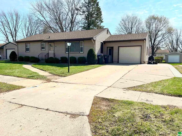 915 Pleasantview Dr, Storm Lake, IA 50588