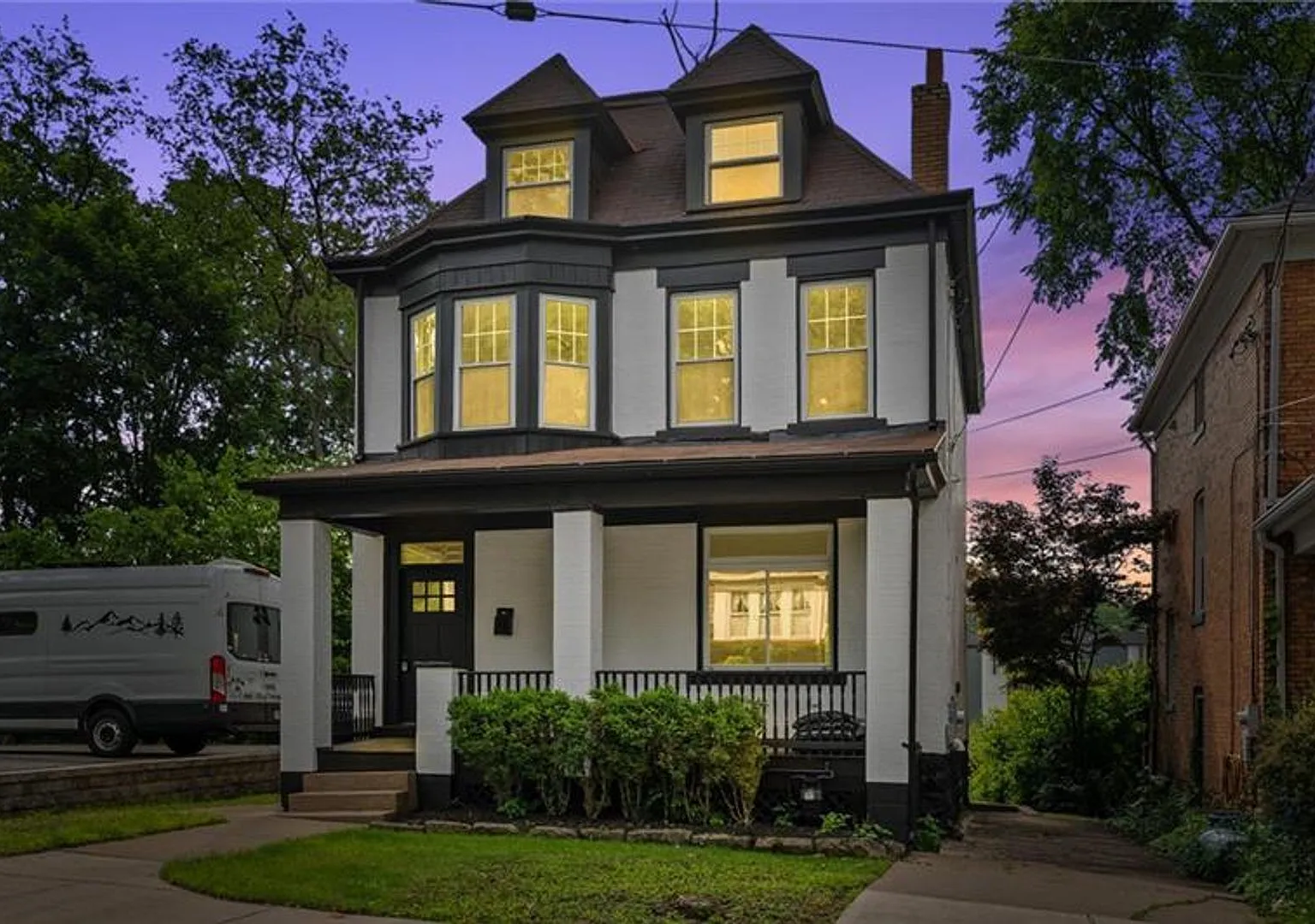 Beautiful Home in the hear of Edgewood — Photo 1