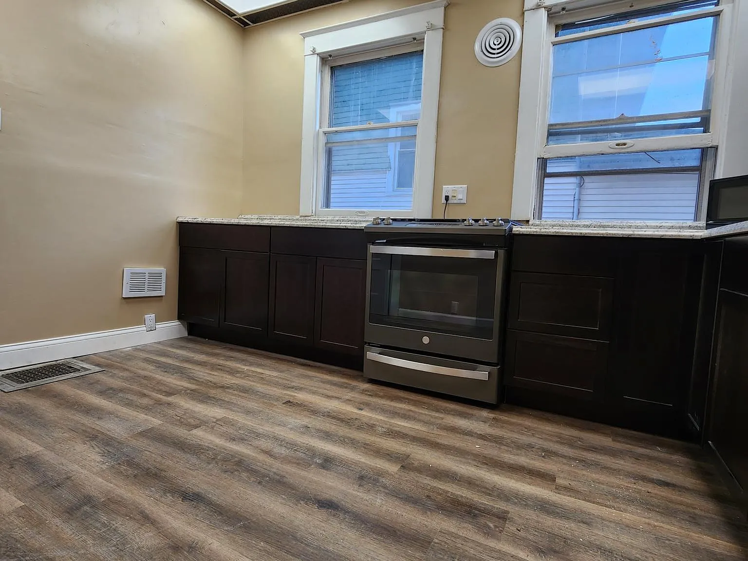 5 bed, 2034 sqft, $1,875 — Photo 4