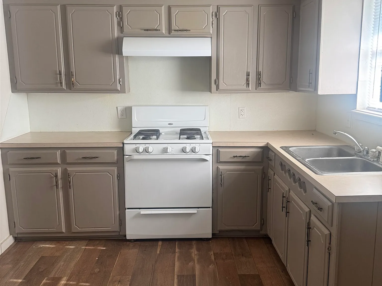 3 bed, 1.0 bath, 1464 sqft, $800 — Photo 4