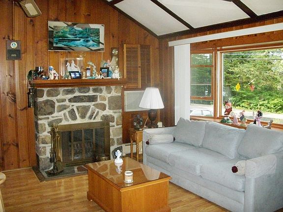 2nd image of 1082 Lakeside Dr E