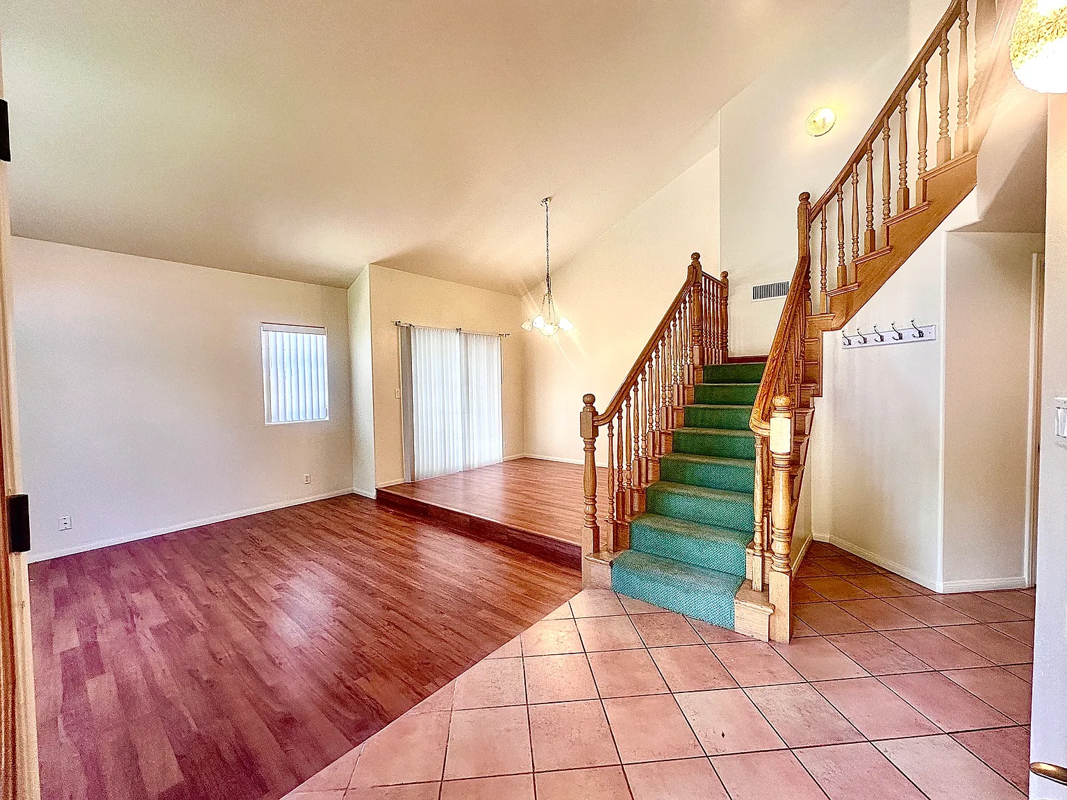 4 bed, 2200 sqft, $4,950 — Photo 4
