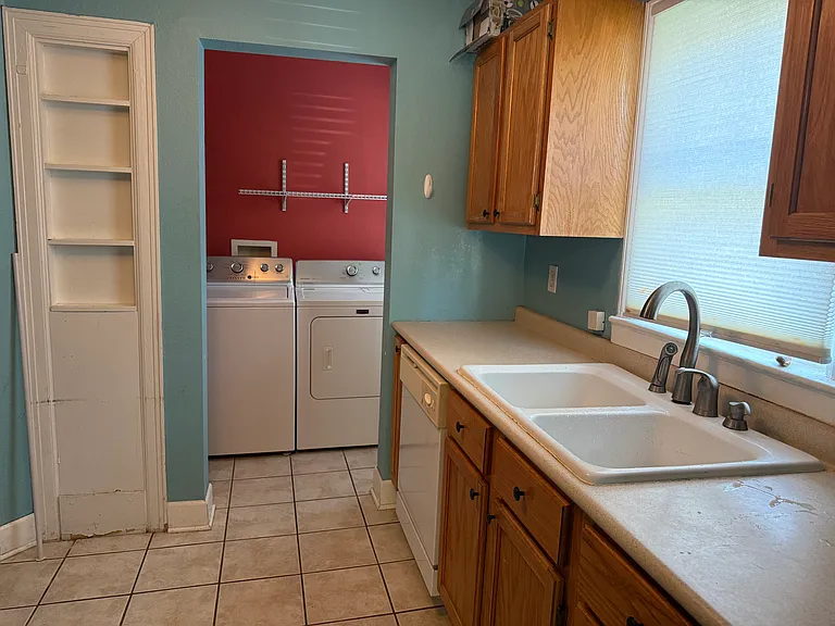 1348 S Florence Ave — Photo 14