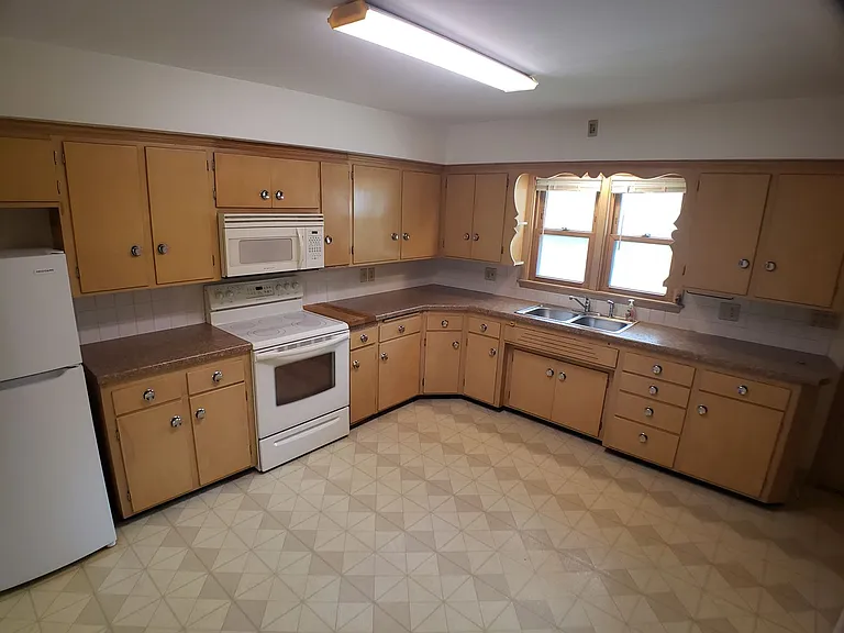 703 E Academy St — Photo 5