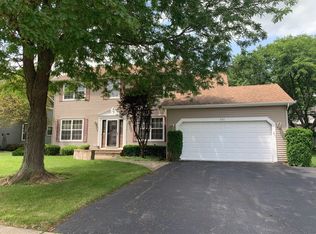 332 Wooded Knoll Dr, Cary, IL 60013