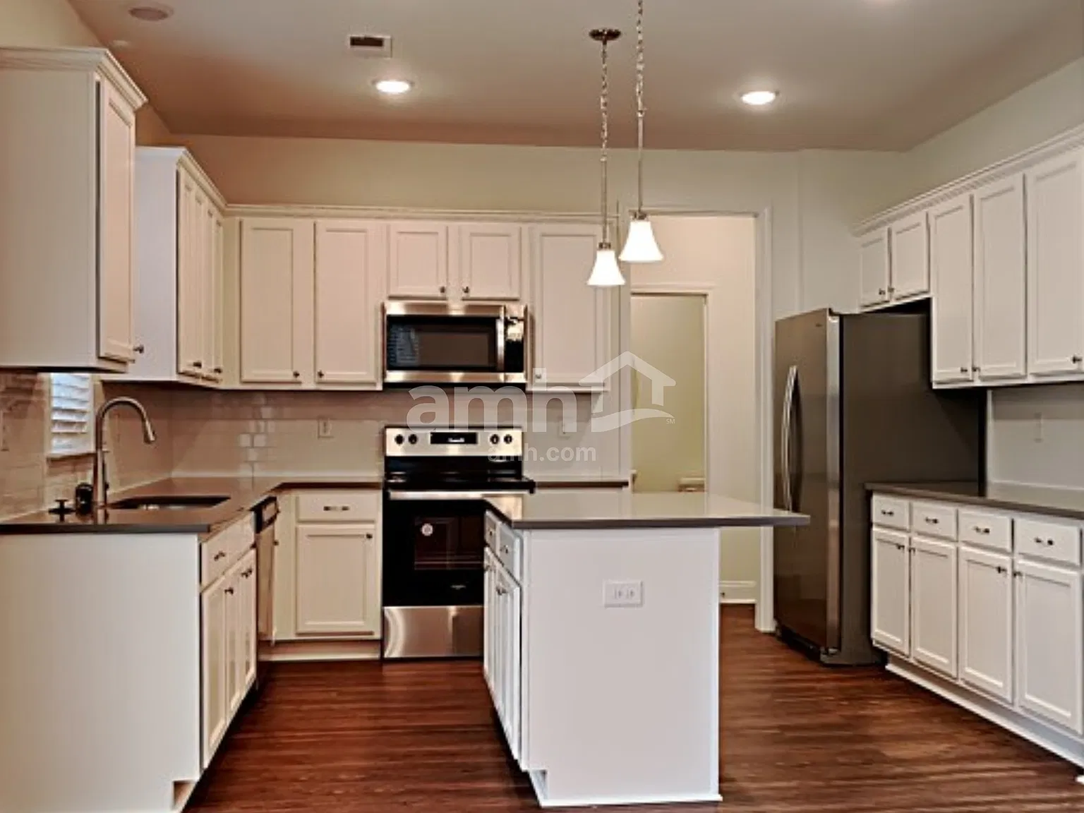 4 bed, 2.5 bath, 1987 sqft, $3,850 — Photo 3