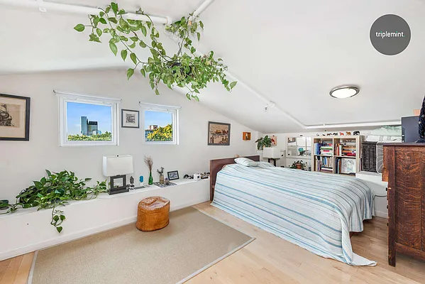 Sold by Triplemint | media 6