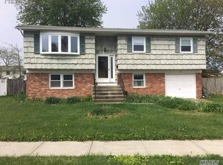 48 Ewell St, Babylon, NY 11704