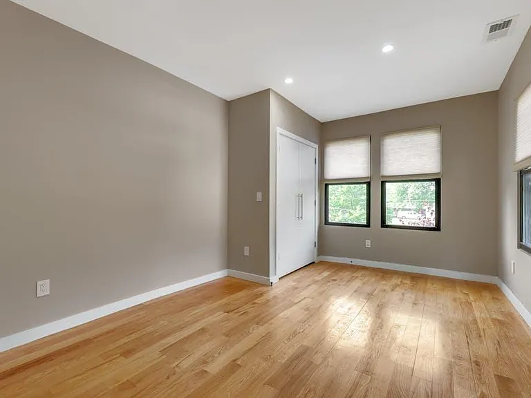 115 W Englewood Ave — Photo 15