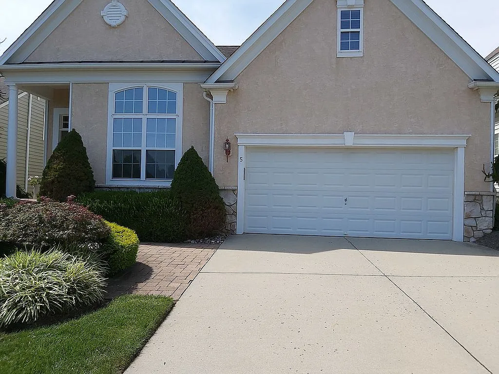 5 Betts Dr photo 1