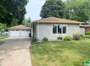 916 Pleasantview Dr, Storm Lake, IA 50588