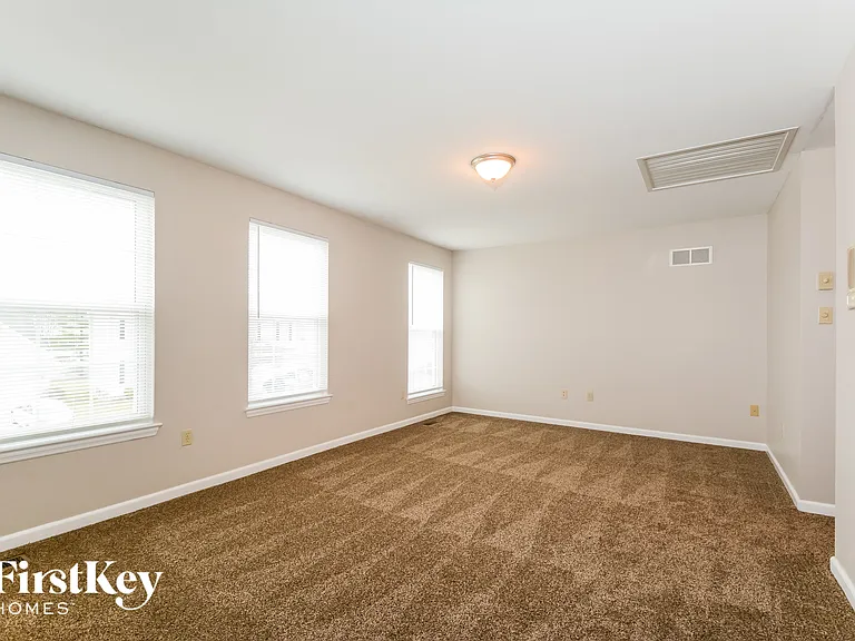 218 Greenshire Ln — Photo 9