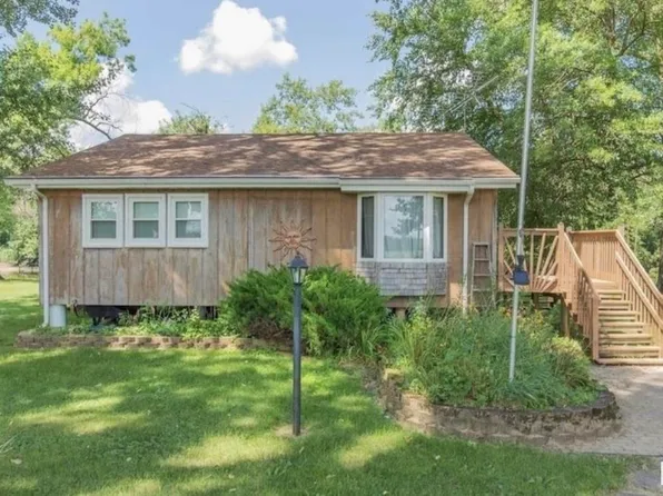10062 297th St, Donahue, IA 52746